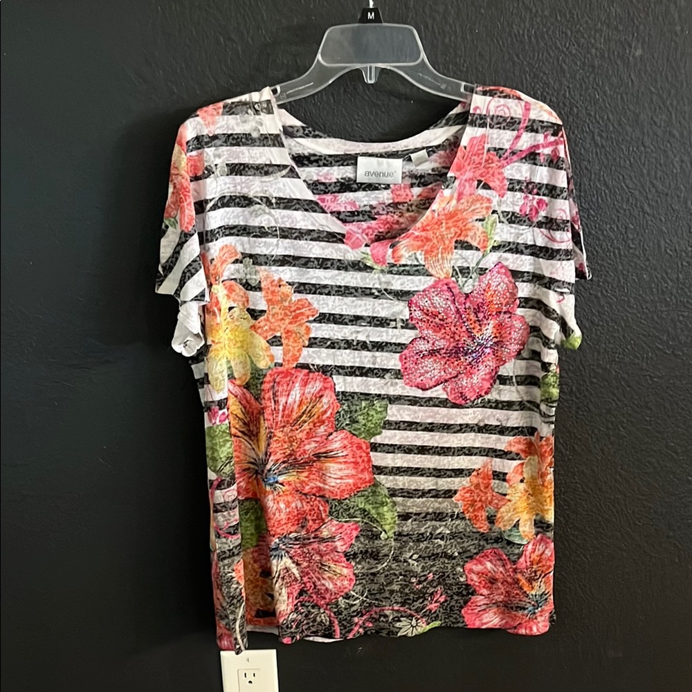 Women’s Avenue Black and White Graphic Relaxed Tee